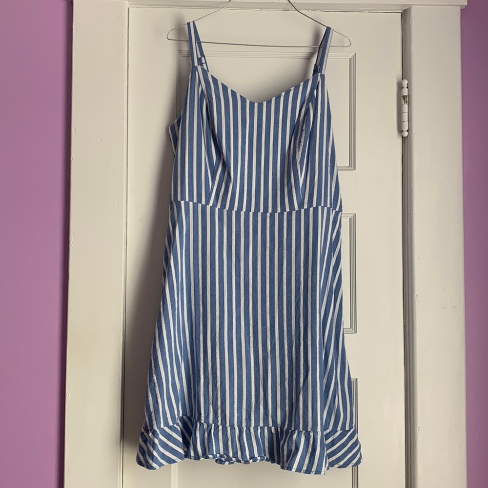 No tags. Still new. Only tried on. The size is a Large